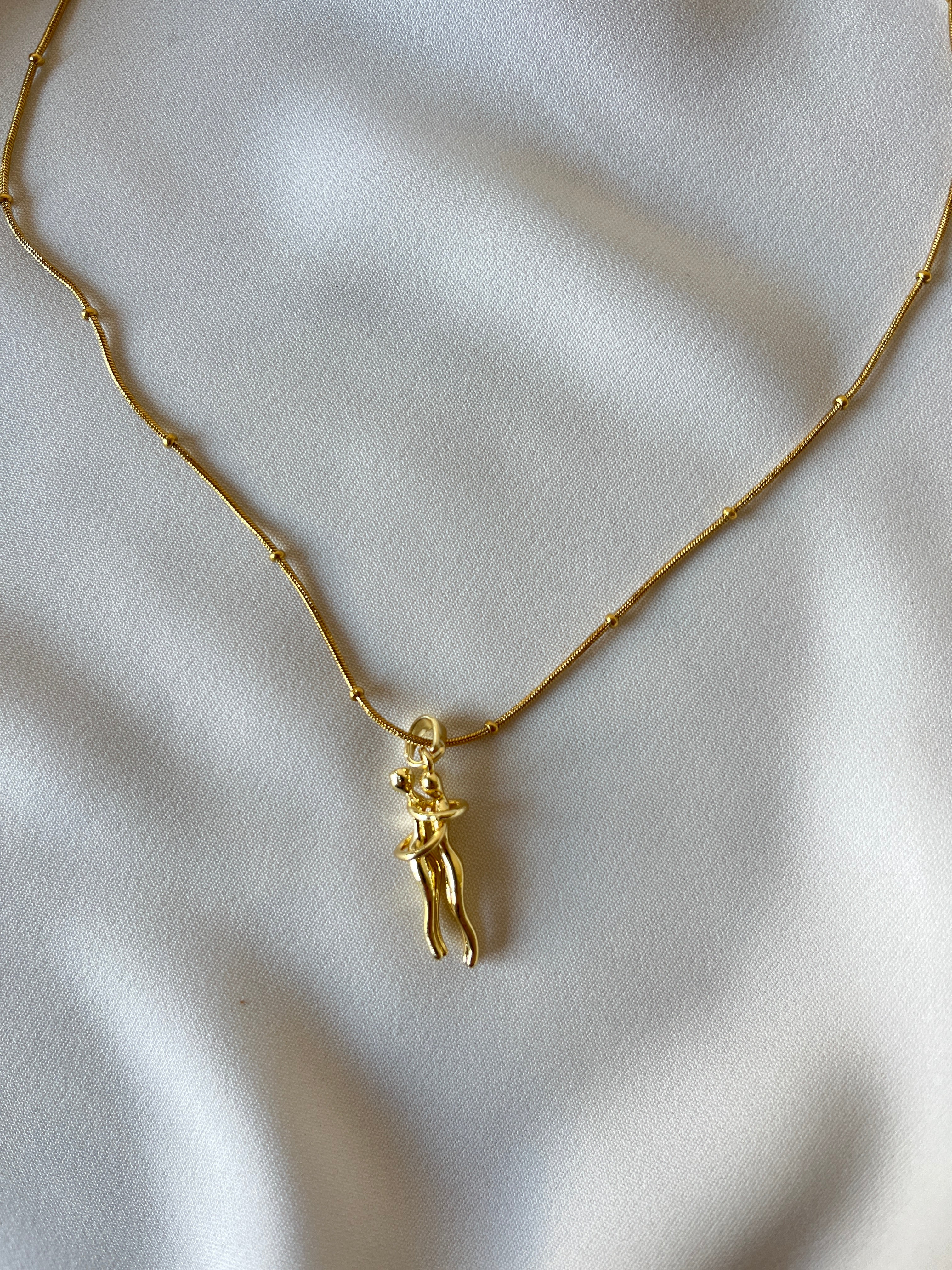 Sarılan Çift Kolye