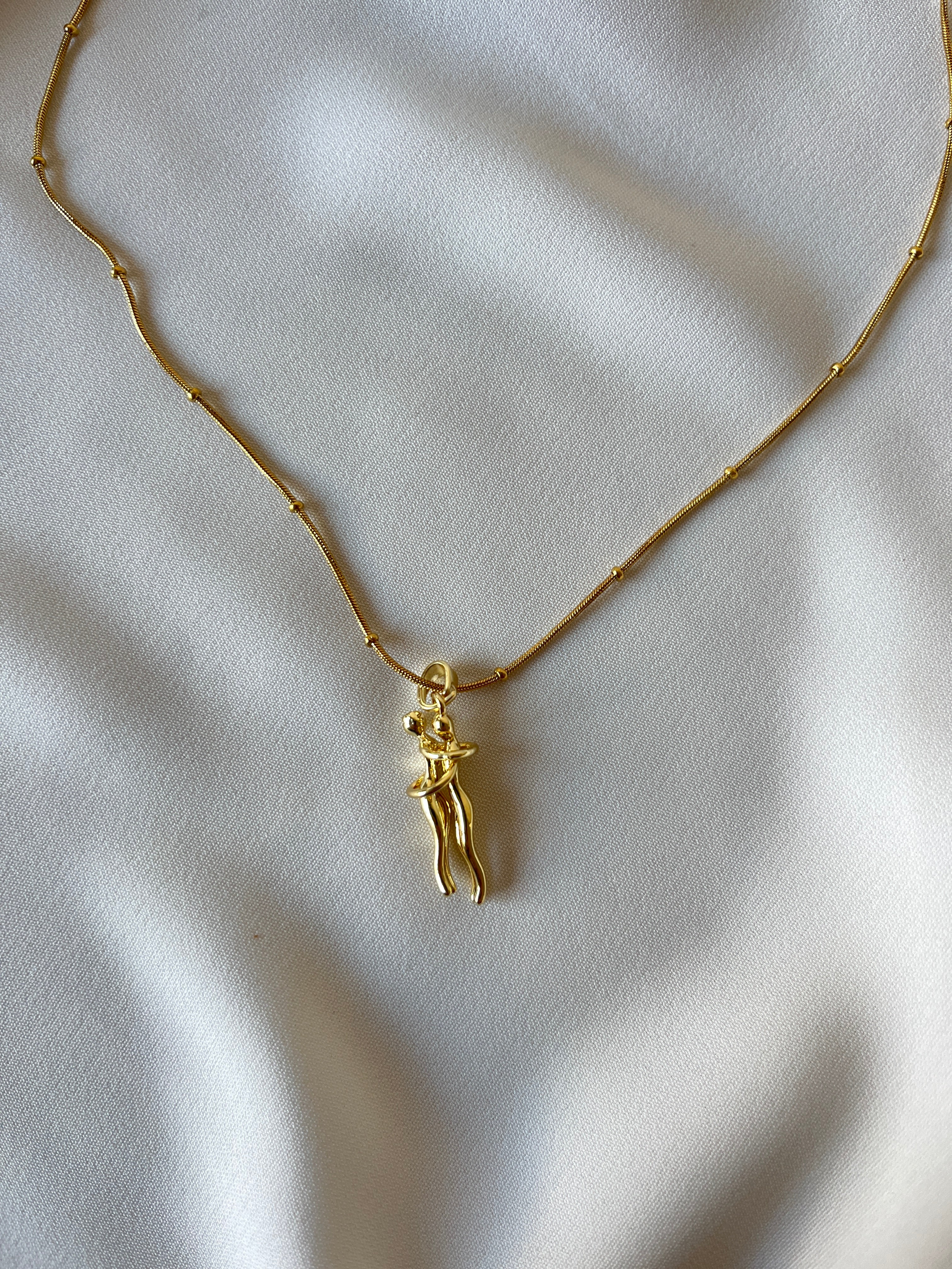 Sarılan Çift Kolye